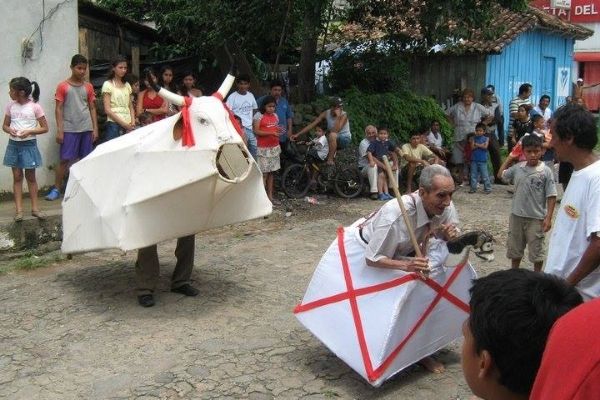 La tradición de la danza del torito y el caballito de Santa Rosa.
