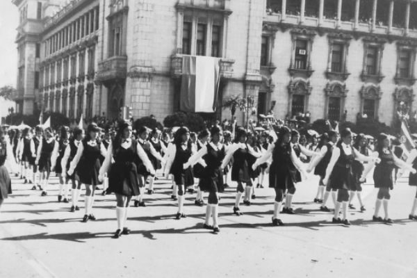 Descripción del a foto para personas con discapacidad visual: estudiantes del Liceo Francés, cuya ubicación era en la Casa Oliver. (Crédito de foto: Lyceé Fraçaise)