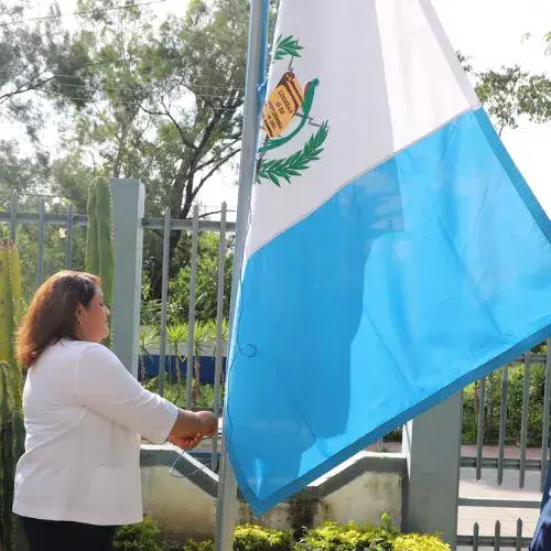 Cómo se iza la Bandera Nacional de Guatemala