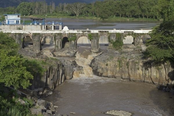 Descripción de la foto para personas con discapacidad visual: vista aérea de la hidroeléctrica cercana al río. (Crédito de foto: INDE)