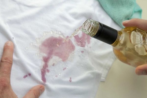 Cómo quitar mancha de vino tinto en la ropa-01