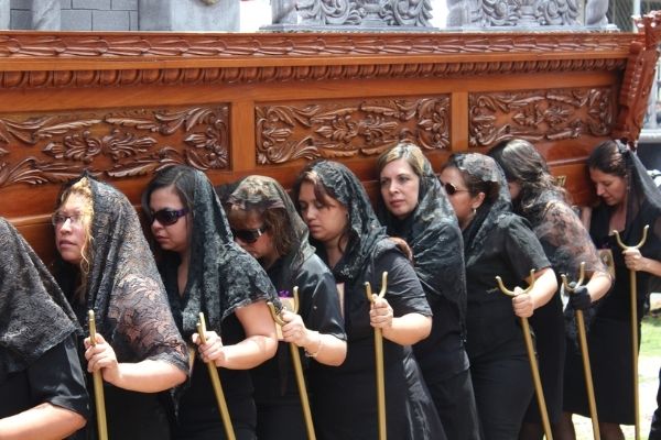Cómo son las procesiones de Semana Santa en Guatemala-02