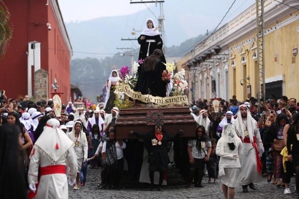 Historia de las devotas cargadoras de Guatemala-01
