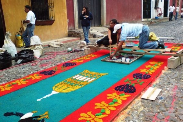 Pasos para hacer una alfombra de aserrín guatemalteca-03