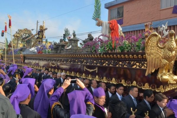 Procesiones que salen de la zona 1 de la ciudad de guatemala-01