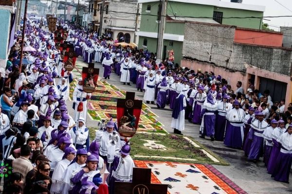 Procesiones que salen de la zona 1 de la ciudad de guatemala-02