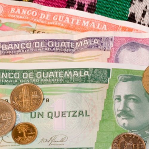 Consejos para detectar billetes falsos en Guatemala 