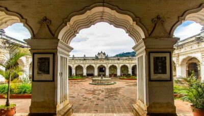 El edificio histórico que aparece en el billete de 100 quetzales