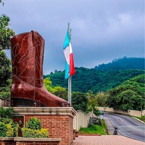 Pastores, un municipio famoso en Guatemala por sus botas de cuero 