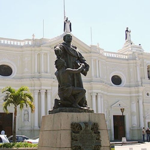 Monumento a Fray Bartolomé de las Casas en la zona 1 de la ciudad de Guatemala 
