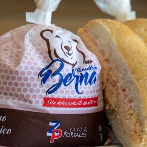 Panadería La Berna, licuado de fresa y pan con pollo