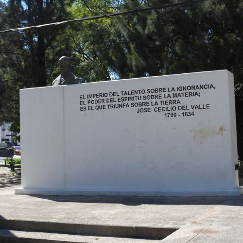 Plaza Honduras y monumento a José Cecilio del Valle en la Ciudad de Guatemala 