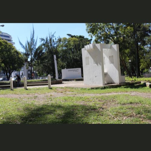 Plaza Honduras y monumento a José Cecilio del Valle en la Ciudad de Guatemala 