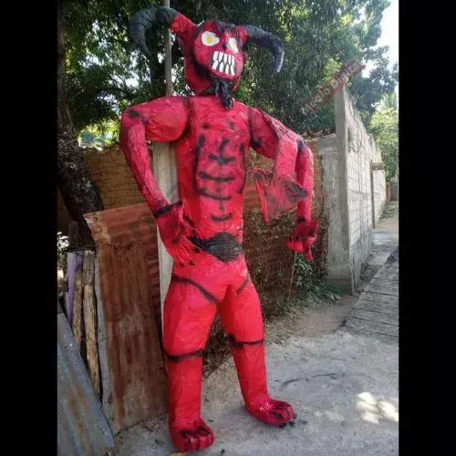 Quema del Diablo con diablos gigantes en Guatemala