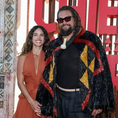 Adria Arjona y Jason Momoa
