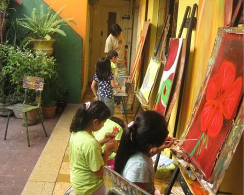 Niños pintando en la Escuela de Niños Pintores Frida Khalo