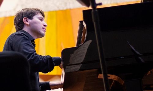 Pianista guatemalteco, Alfonso Hernández, interpretando el piano