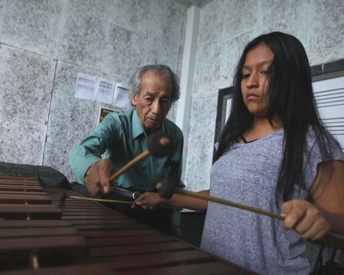 Robelio Méndez enseñando marimba en el Conservatorio Nacional de Música de Guatemala