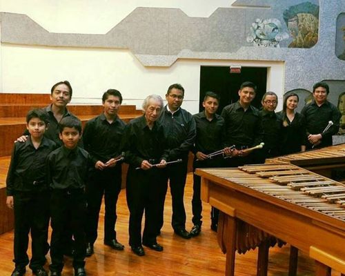 Robelio Méndez junto a estudiantes del Conservatorio Nacional de Música
