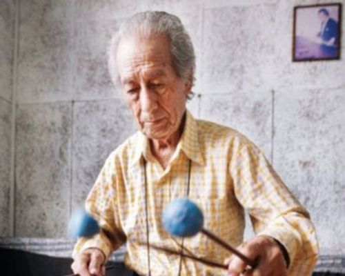 Robelio Méndez tocando la marimba