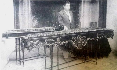 Rosendo E. Barrios junto a una de sus marimbas
