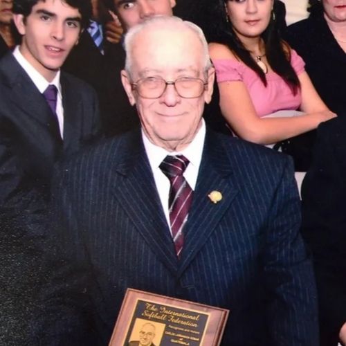 ¿Cuáles fueron los reconocimientos que recibió Carlos Larrañaga Gomar