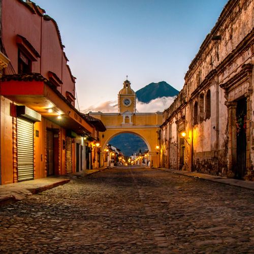 guatemaltecos siendo guías turísticos