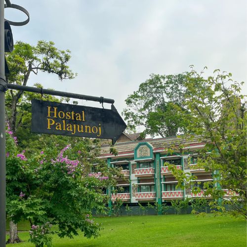 Cómo hace reservaciones en línea para los Hostales del Irtra