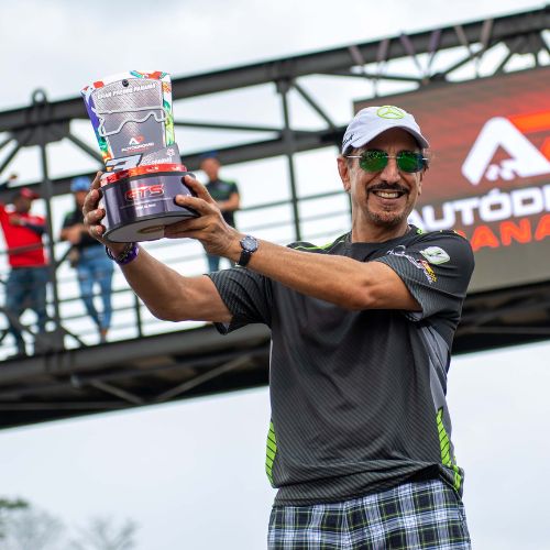 Carlos Zaid con el trofeo centroamericano