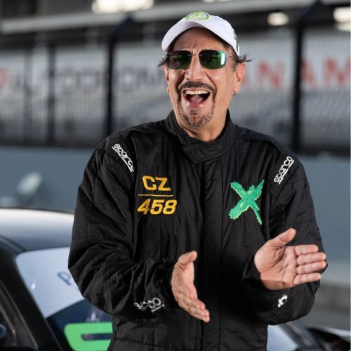 Carlos Zaid celebrando y aplaudiendo