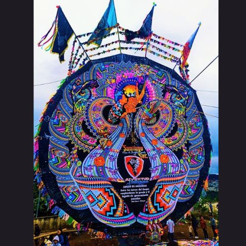 Cómo es la técnica para elaborar los barriletes gigantes en Guatemala