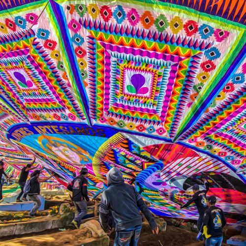 Cómo es la técnica para elaborar los barriletes gigantes en Guatemala