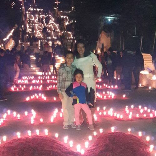 Tradición de encender velas en las gradas de la Iglesia El Calvario