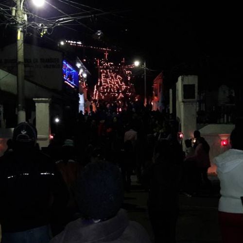 Tradición de encender velas en las gradas de la Iglesia El Calvario