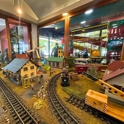 La colección de trenes en miniatura que está en un restaurante de la Zona 9 capitalina