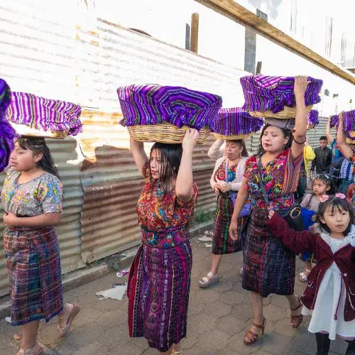 La tradición del desfile de canastas de comida en Guatemala