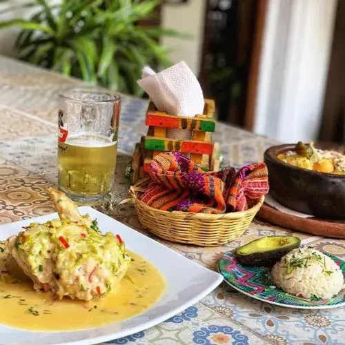 Receta para hacer gallina en crema y loroco en Guatemala