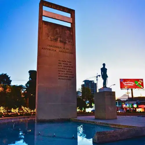 dónde está la plaza argentina en Guatemala