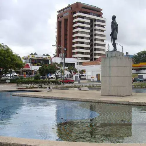 que hay en la plaza argentina