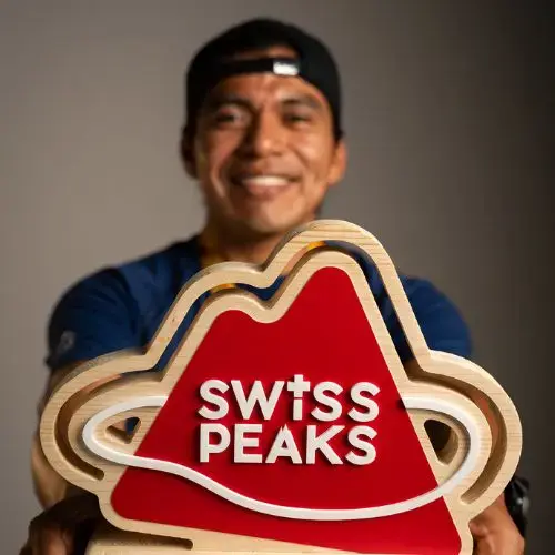 Otto Sic con el premio Swiss Peaks 2025