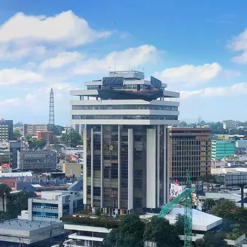 en qué año se construyó el edificio el triángulo en la zona 4