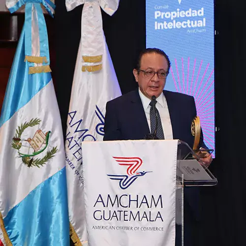 Carlos León Roldán oftalmología