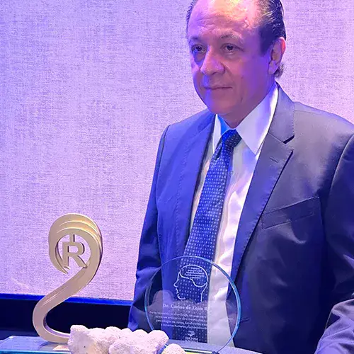 Carlos León Roldán premio